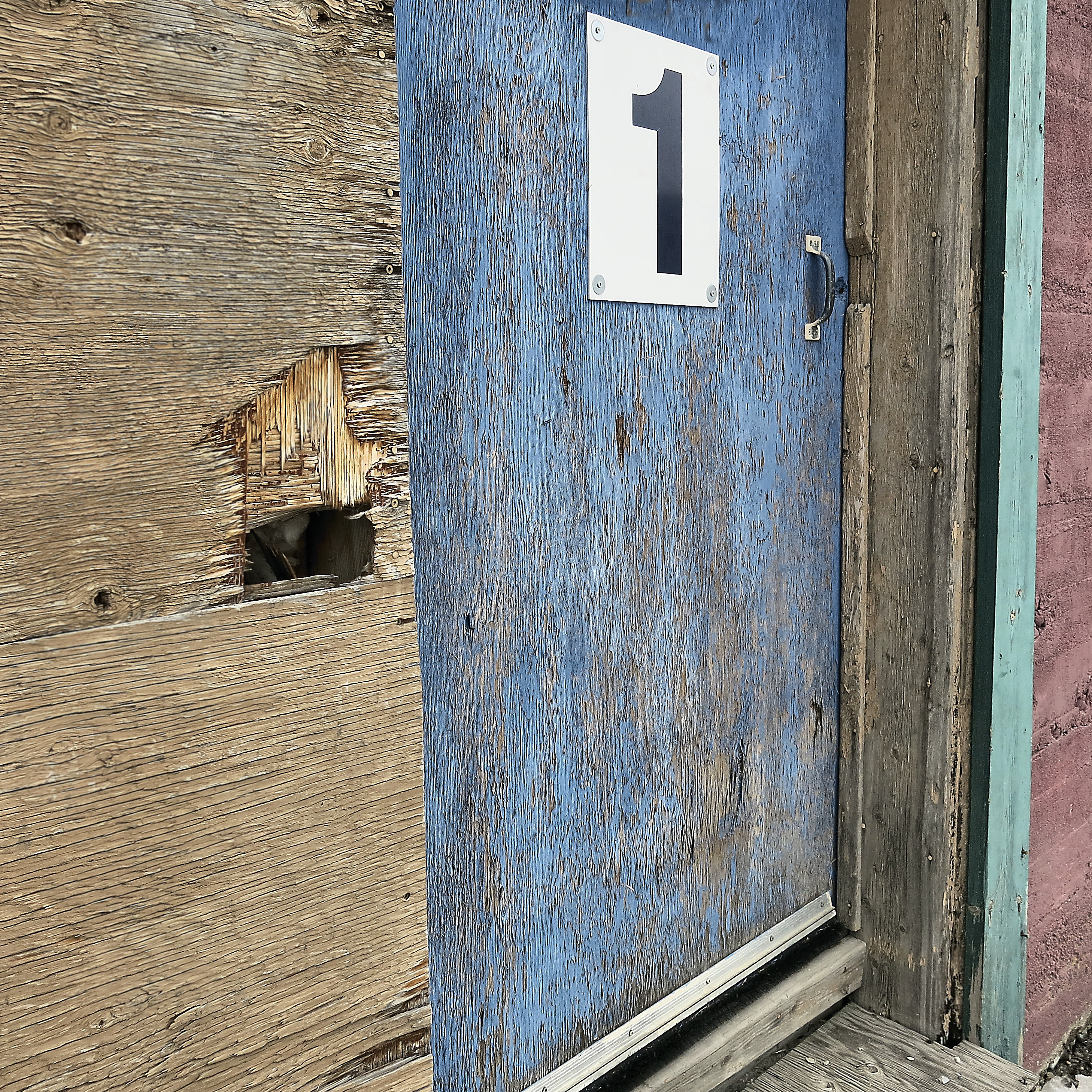 broken blue door IMG_3134