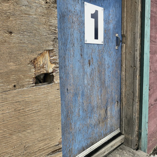 broken blue door IMG_3134